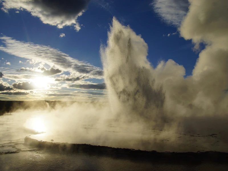 Naturgewalt: Ein Geysir