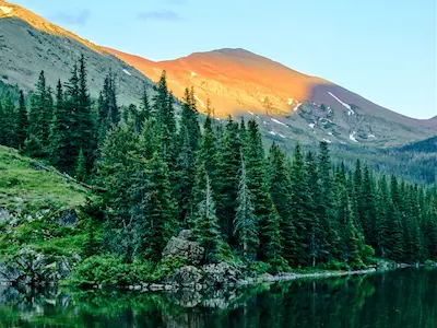 Berge, Sonnenuntergang und Natur im Einklang.